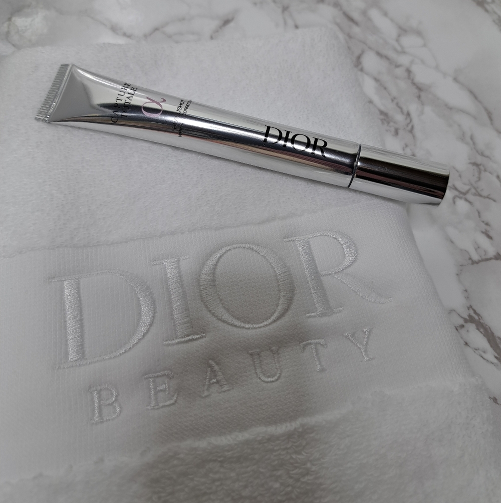 Dior White Vanity Case, Hand Towel, Headband And 15 ml Capture Totale Hyalushot - Picture 4 of 14